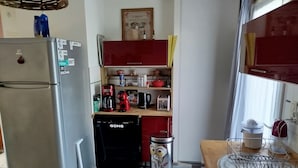 A compact kitchen with a refrigerator, a dishwasher, a coffee maker, a toaster, and a sink. - Maison Entre LAC ET Ocean A Hourtin EN Gironde, Idéal Avec de Jeunes Enfants ! (Hourtin)