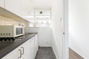 Estudi | Cuina privada | Frigorífic, microones, forn i placa de cuina