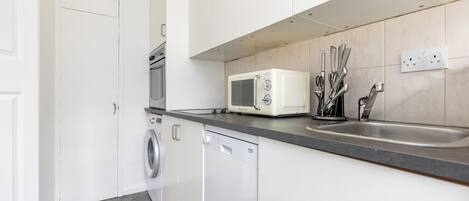 Estudio | Cocina privada | Frigorífico, microondas, horno y placa de cocina