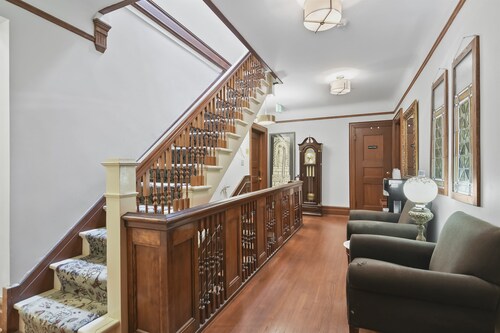 Pasfield House - Historic Mansion: Capital Suite