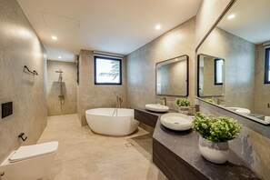 Doccia, asciugacapelli, asciugamani, sapone