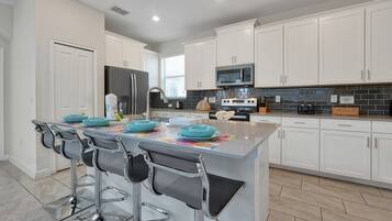 House, 5 Bedrooms | Private kitchen