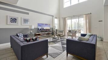 House, 5 Bedrooms | Living area