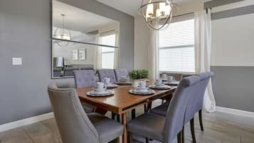 House, 5 Bedrooms | Dining