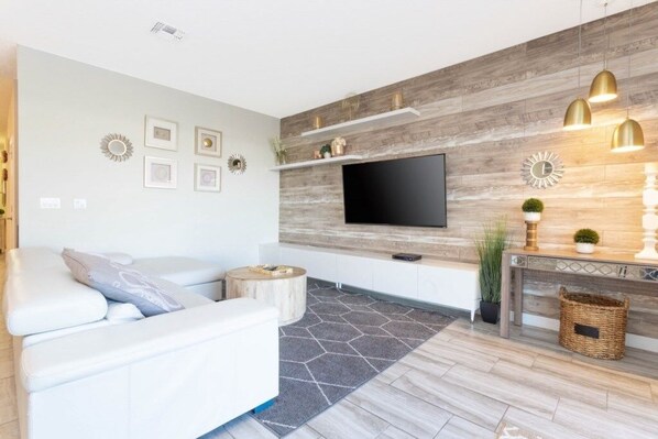 House, 6 Bedrooms | Living area