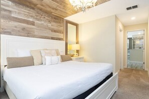 House, 6 Bedrooms | 6 bedrooms, free WiFi - Rare!lake Front Pool/spa, Close To Clubhouse-1691c 6 Bedroom Home (Kissimmee)