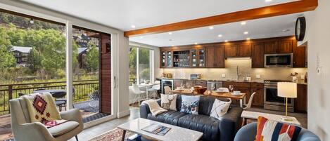 Condo, 3 chambres | Aire de séjour