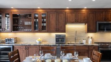 Apartment, 3 Schlafzimmer | Eigene Küche | Kühlschrank, Ofen, Wasserkocher mit Kaffee-/Teezubehör, Toaster