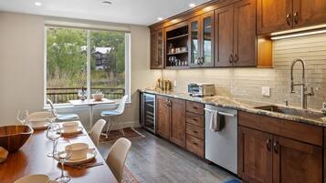 Apartment, 3 Schlafzimmer | Eigene Küche | Kühlschrank, Ofen, Wasserkocher mit Kaffee-/Teezubehör, Toaster