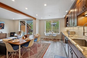 Apartment, 3 Schlafzimmer | Eigene Küche | Kühlschrank, Ofen, Wasserkocher mit Kaffee-/Teezubehör, Toaster