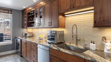 Leilighet, 3 soverom | Eget kjøkken | Kjøleskap, ovn, kaffetrakter/tekoker og brødrister