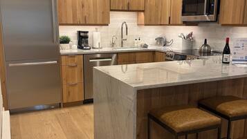 Condo, 2 quartos | Cozinha privada | Geladeira, fogão, cafeteira/chaleira