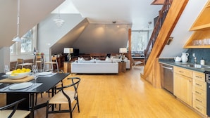 Amplio loft con comedor, cocina y sala de estar.
