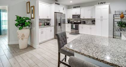 Lanai, Private Pool: Lehigh Acres Home