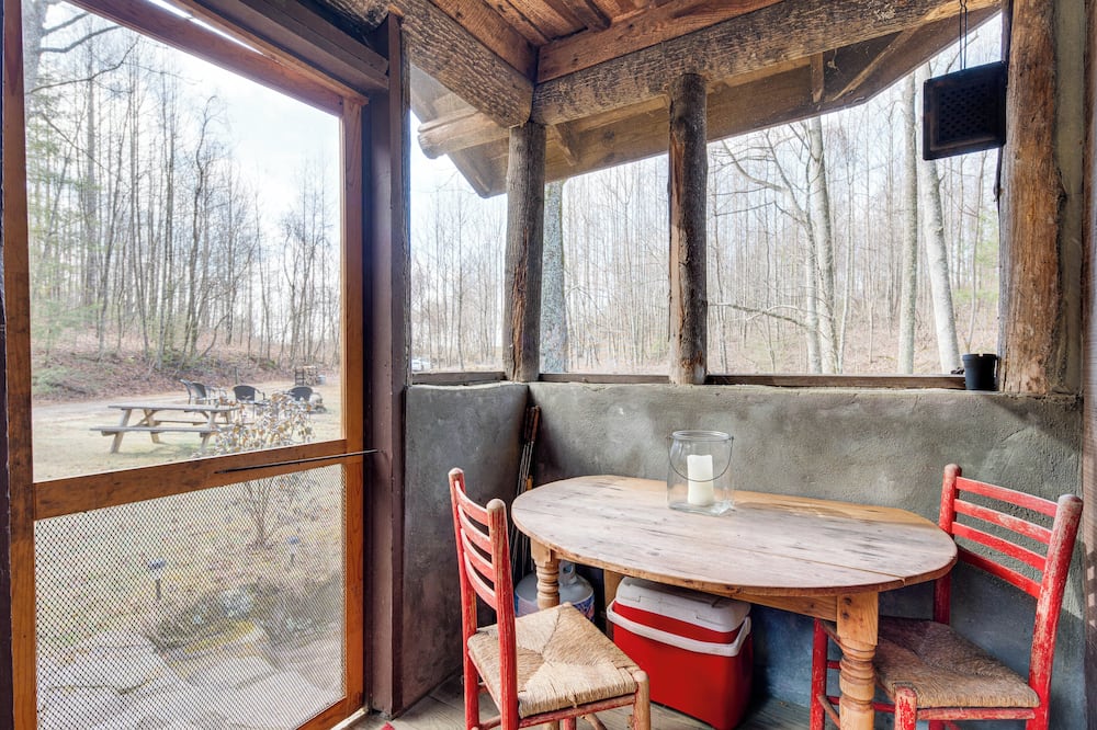 Peaceful Hendersonville Cabin - Hot Tub & Fire Pit - Chimney Rock, NC