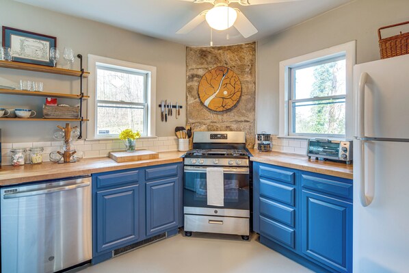 House (3 Bedrooms) | Interior - Peaceful Hendersonville Cabin - Hot Tub & Fire Pit (Hendersonville)