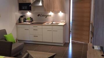 Kühlschrank, Mikrowelle, Herdplatte, Wasserkocher mit Kaffee-/Teezubehör