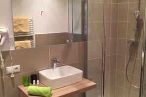 تجهيزات دش، مجففات شعر، مناشف، صابون