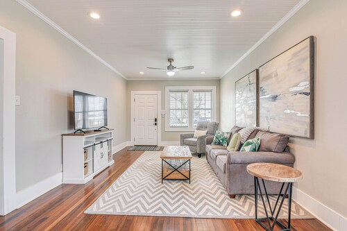 4 Mi to Moody Gardens: Sleek Home w/ Deck & Yard!