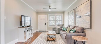4 Mi to Moody Gardens: Sleek Home w/ Deck & Yard!