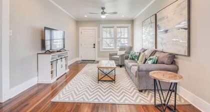 4 Mi to Moody Gardens: Sleek Home w/ Deck & Yard!