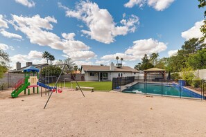 House (4 Bedrooms) | Interior
