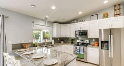 Private Pool & Playground: Phoenix Paradise!