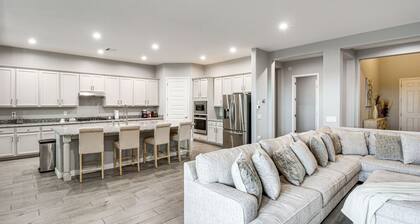 Marana Home w/ Pool Access & Mountain Views!