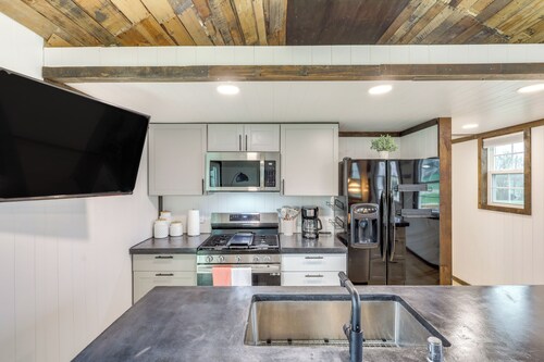 Fishing Pond Access: Pet-friendly Lorena Studio