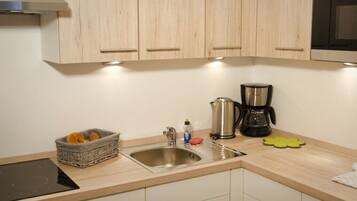 Kühlschrank, Mikrowelle, Herdplatte, Wasserkocher mit Kaffee-/Teezubehör
