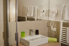 Chuveiro, secador de cabelo, toalhas de banho, sabonete