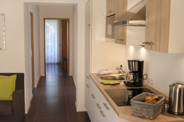 ثلاجة، ميكروويف، موقد طهي مسطح، ماكينة لصنع القهوة/الشاي