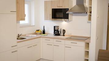 Kühlschrank, Mikrowelle, Herdplatte, Wasserkocher mit Kaffee-/Teezubehör