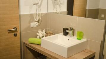 Doccia, asciugacapelli, asciugamani, sapone