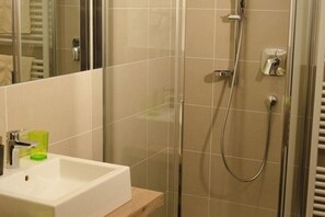 Dusche, Haartrockner, Handtücher, Seife