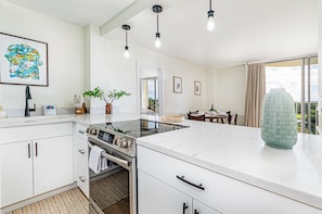 Frigorífico, microondas, horno y placa de cocina