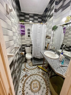 タオル、石鹸、シャンプー、トイレットペーパー