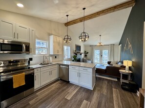 Jääkaappi, mikroaaltouuni, uuni, liesi