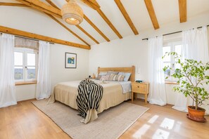 5 bedrooms, iron/ironing board, WiFi, bed sheets