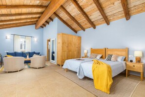 5 slaapkamers, een strijkplank/strijkijzer, wifi, beddengoed