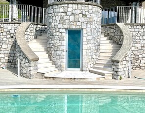 Piscina all'aperto, una piscina riscaldata