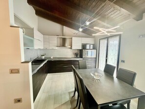 Dining - Relax and recharge in this oasis of quiet and elegance. (Lovere)