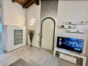 Interior - Relax and recharge in this oasis of quiet and elegance. (Lovere)