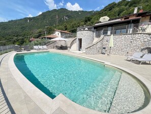 Outdoor pool, a heated pool - Relax and recharge in this oasis of quiet and elegance. (Lovere)