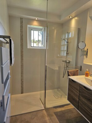 Dusche, Haartrockner, Toilettenpapier