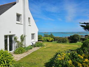 A white building with a clear view of the sea and rocky coastline. - Maison de Vacances à Louer sur L'ile Callot - Ker Douara (Carantec)