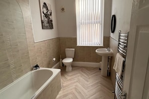 Combined shower/tub, deep soaking tub, hair dryer, towels