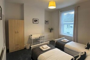 2 habitaciones, escritorio, wifi gratis y ropa de cama