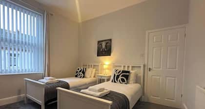 Apartment - Sleeps 3 - Pet Friendly - Parking