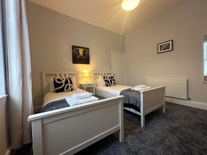 Apartamento | 2 quartos, escrivaninha, Wi-Fi de cortesia, roupa de cama